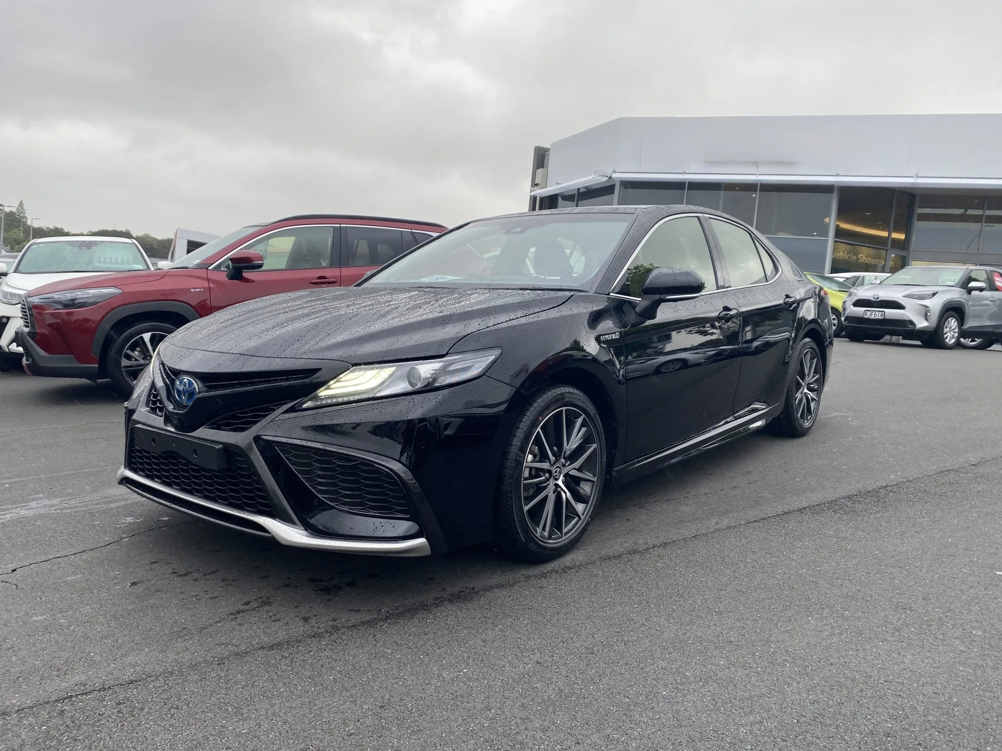 2025 Toyota Camry ZR 2.5P HEV – Hybrid Luxury Sedan