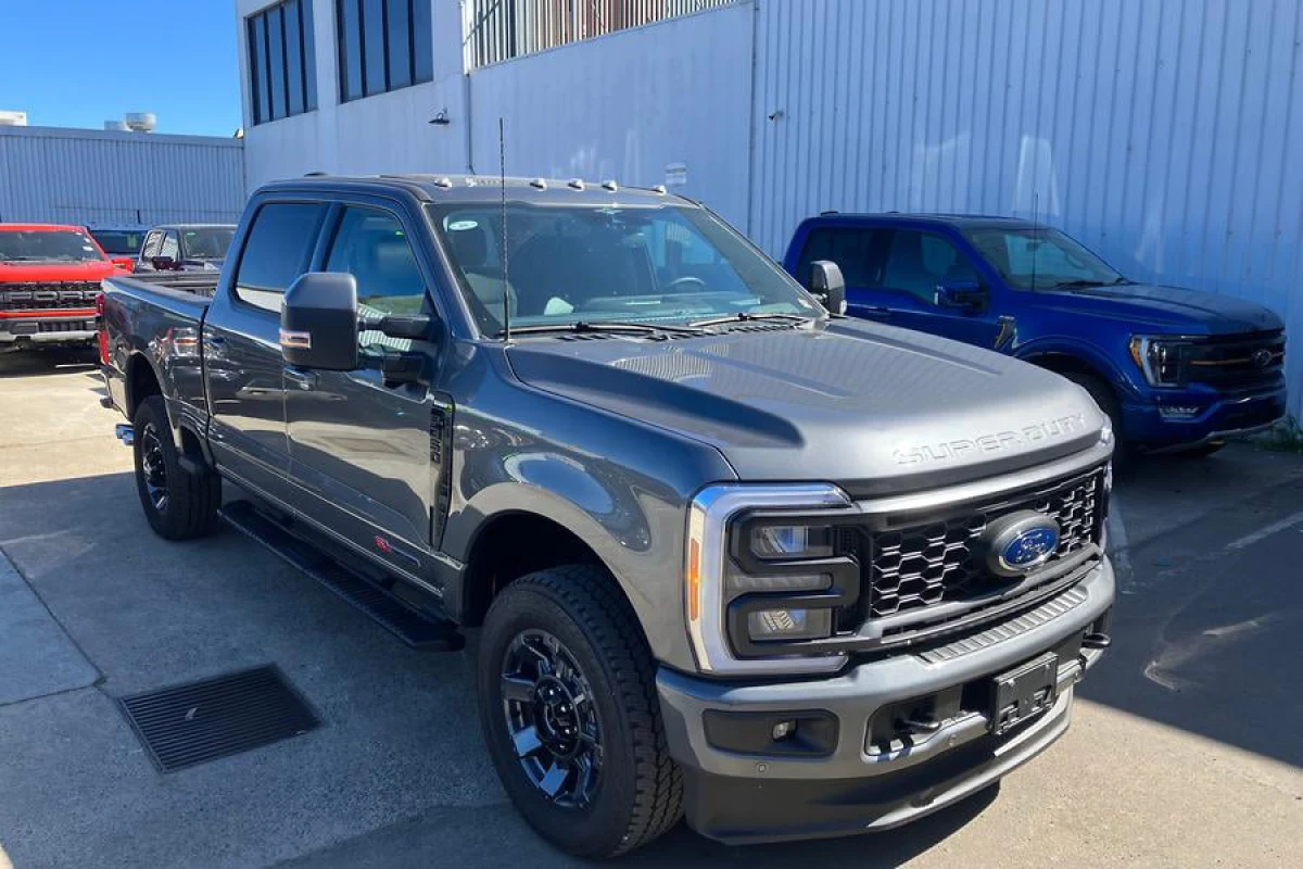 2025 Ford F350 Lariat LHD Pickup (No.960863)