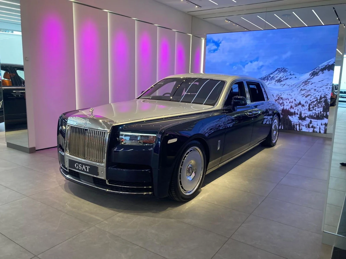 2025 Rolls-Royce Sapphire with Silver Super Luxury SUV (No.J0973)