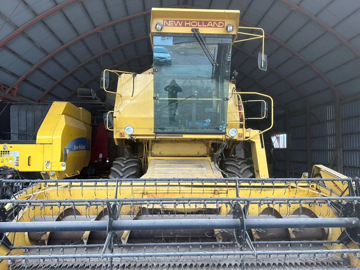 NEW HOLLAND 8070 COMBINE HARVESTER (No.J0781)