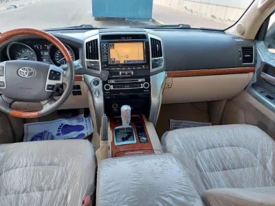 2014 TOYOTA LAND CRUISER VXR 4.6L V8 model Gcc spece full option (No.830812)