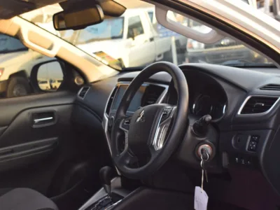2019 Mitsubishi pickup L200 White (No.830778)