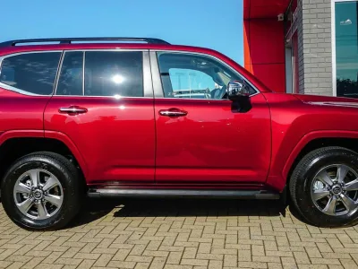 2025 Brand new  LC300 Sahara 7 seat Red  Beige interior (No.J0839)
