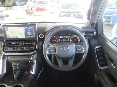 2025 TOYOTA LAND CRUISER 300 3.3 ZX DIESEL (No.960828)
