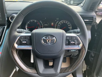 2025 TOYOTA LAND CRUISER 300 3.3 ZX Diesel 5 Seater (No.960826)