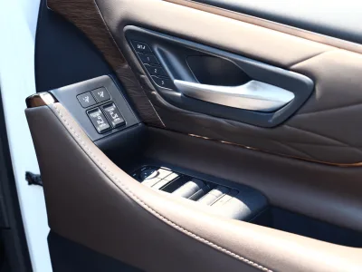 2025 Toyota Alphard Hybrid 2.5 Executive Lounge E-Four 4WD: Unmatched Luxury and Performance (No.960970)