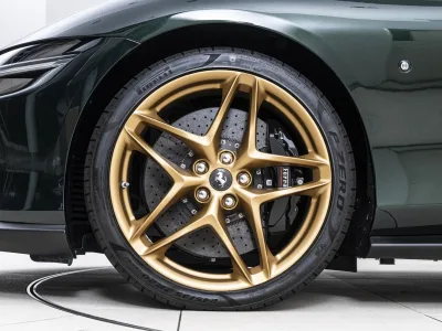 2025 Ferrari Roma Spider — Verde Zeltweg / Cioccolato