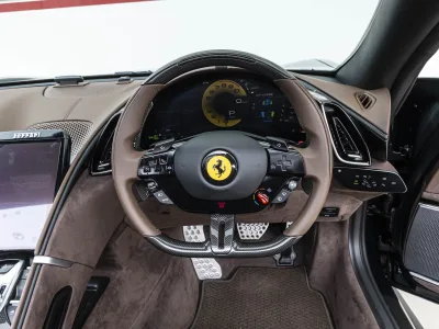 2025 Ferrari Roma Spider — Verde Zeltweg / Cioccolato