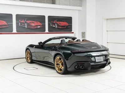 2025 Ferrari Roma Spider — Verde Zeltweg / Cioccolato