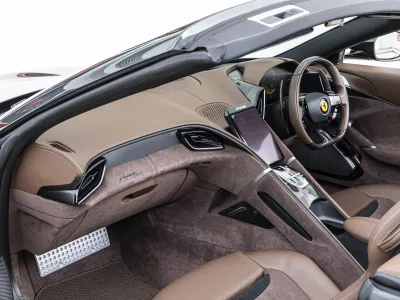 2025 Ferrari Roma Spider — Verde Zeltweg / Cioccolato