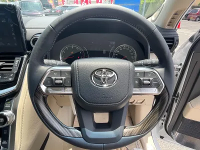 2025 Toyota Land Cruiser 300 ZX 4WD – Luxury Flagship