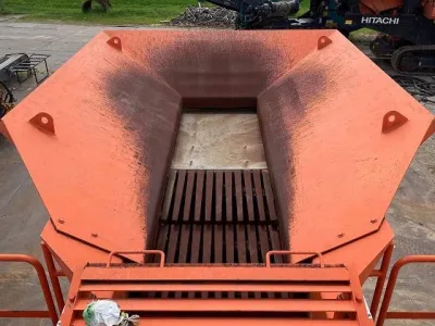 HITACHI HR320G Self-Propelled 20tons (Wood-Chippers Jaw Crusher (No.J0808)
