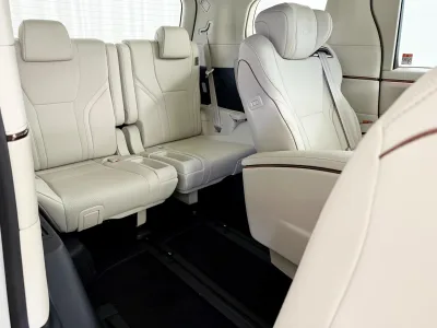 2025 Lexus LM 500h Version L 4WD