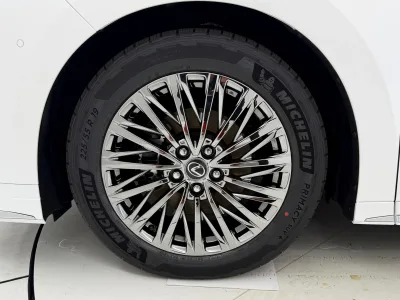 2025 Lexus LM 500h Version L 4WD