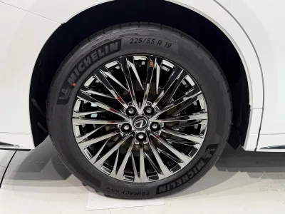 2025 Lexus LM 500h Version L 4WD