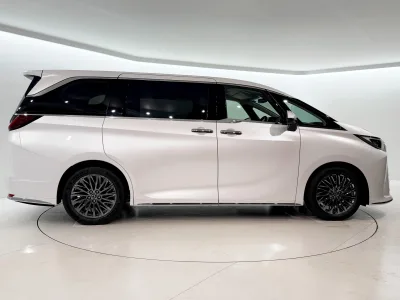 2025 Lexus LM 500h Version L 4WD