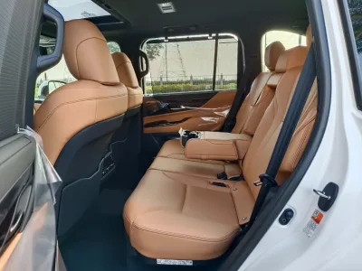 Lexus  LX500d (No-830718)