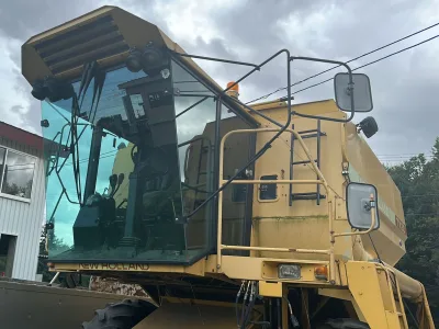 NEW HOLLAND TX30 (HST HYDRAULIC CONTROL) COMBINE HARVESTER (No.J0820)