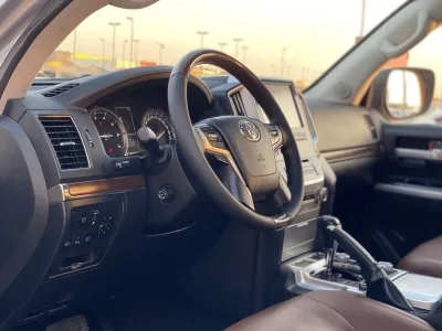 Toyota Land Cruiser  5.7L VXR (No-830715)