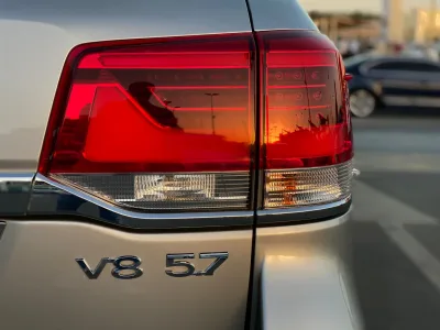 Toyota Land Cruiser  5.7L VXR (No-830715)