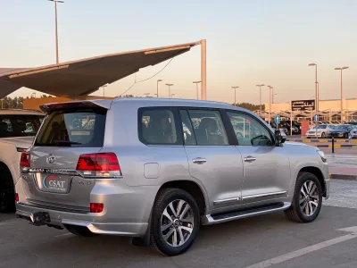 Toyota Land Cruiser  5.7L VXR (No-830715)
